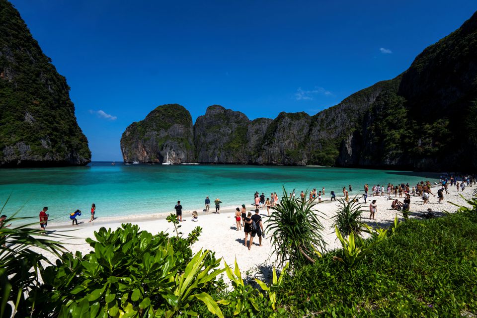 Khách du lịch sẽ đối mặt án tù khi bơi ở bãi biển có biển cấm tại Phuket, Thái Lan