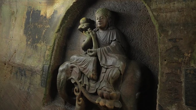Tượng khắc trên vách đá trong chùa Động Tiên. 