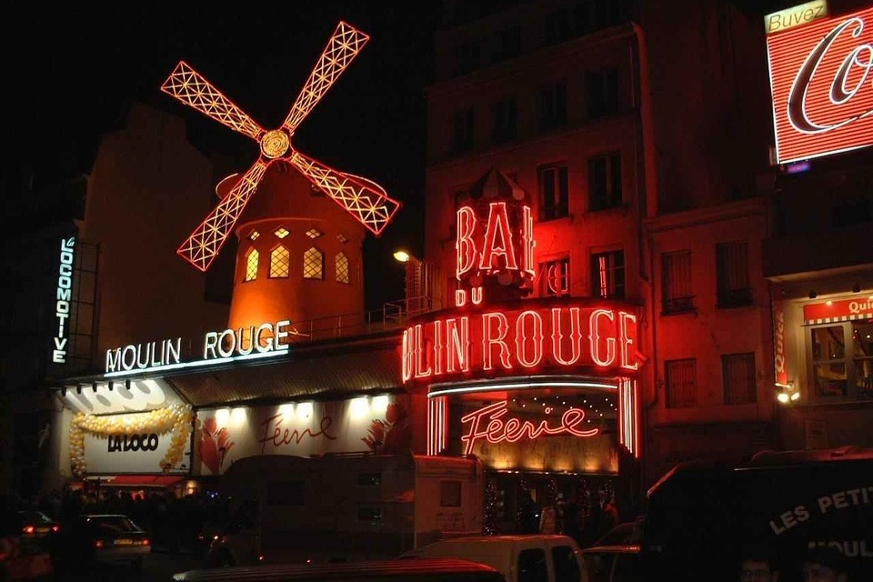 Moulin Rouge là một trong những biểu tượng của thủ đô Paris.