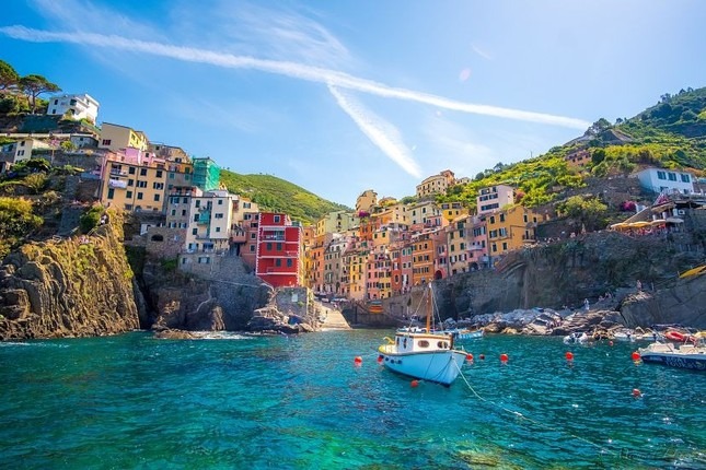 Những tòa nhà tuyệt đẹp như ngọc của Cinque Terre thu hút hàng triệu du khách mỗi năm.