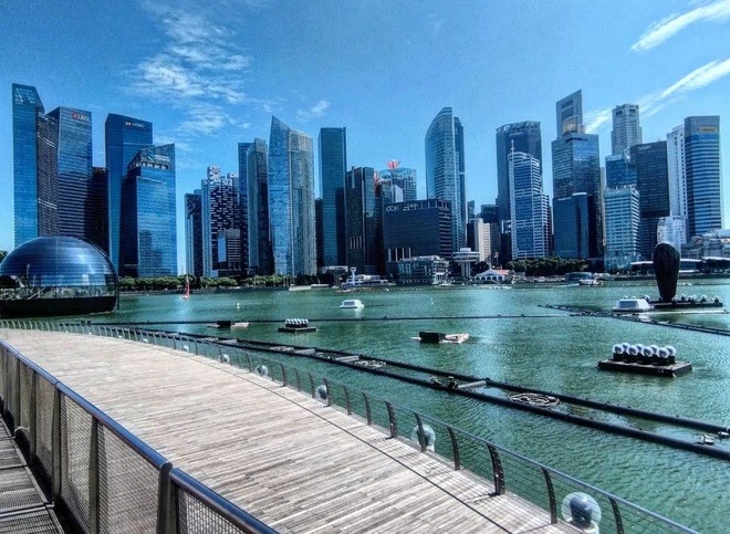 Vịnh Marina tọa lạc ở khu vực trung tâm của Singapore và được bao bọc bởi bến thuyền phía Nam, eo biển, khu vực phía Đông và các trung tâm thương mại lớn.