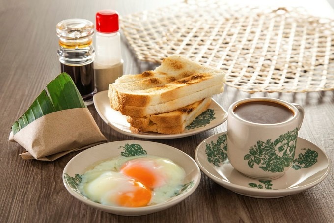 Cà phê kết hợp bánh mỳ nướng, trứng cho một bữa sáng ở Malaysia.