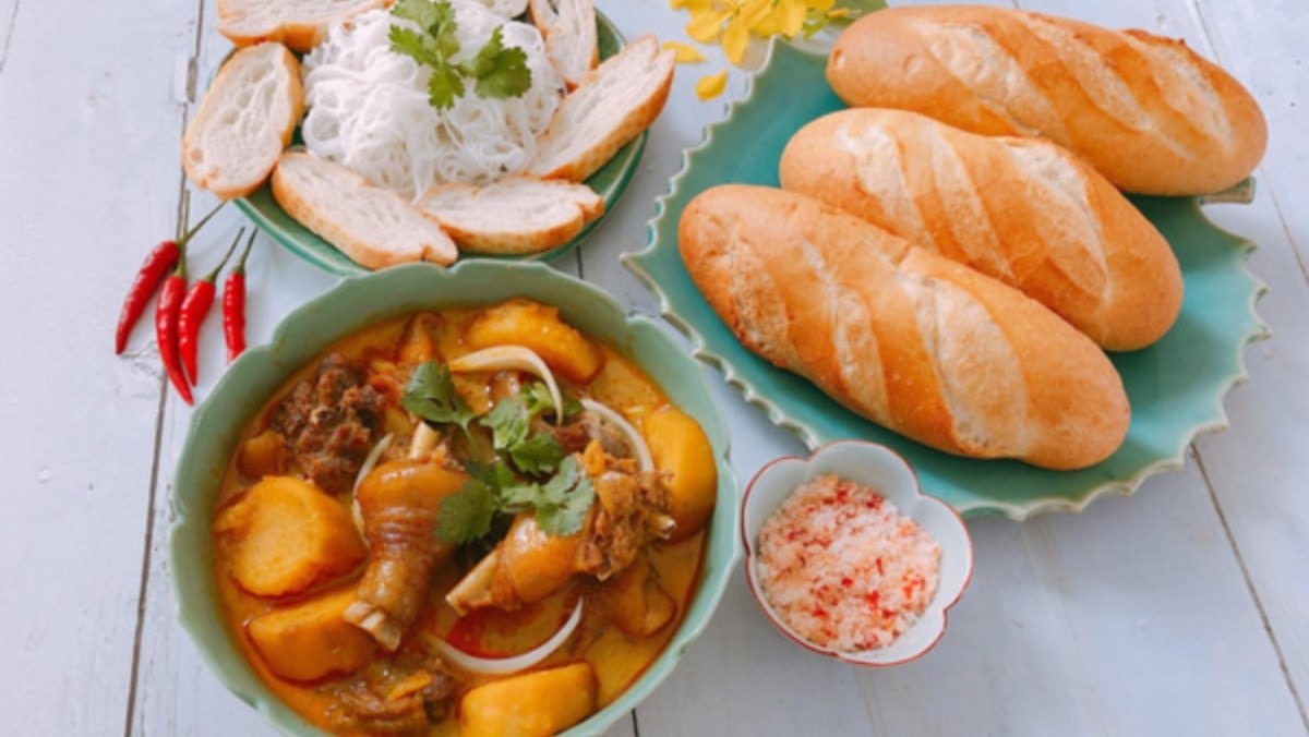 Cà ri Thái Lan thường được kết hợp với bánh mì