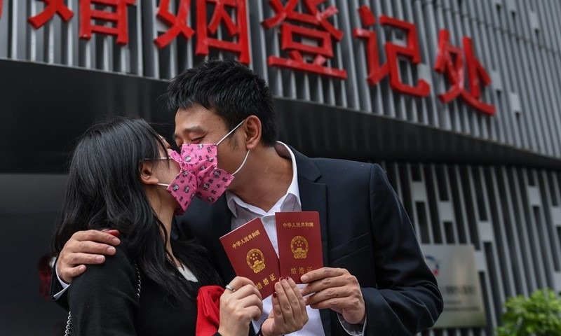 Hôn nhân trở thành môn học: Liệu có giải quyết được bài toán dân số của Trung Quốc?