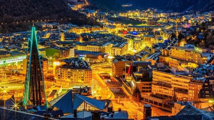 Với diện tích nhỏ nên Andorra không có sân bay hay tàu lửa