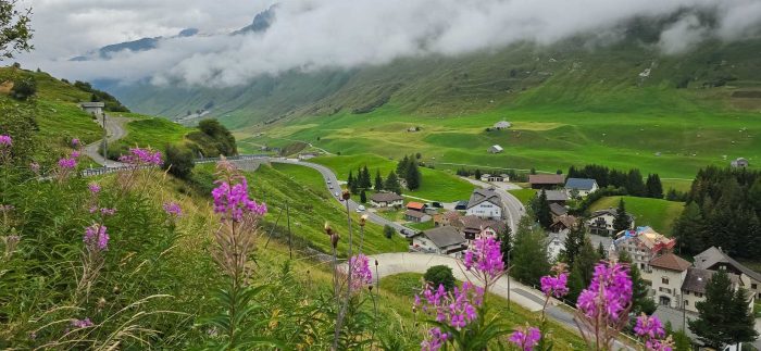 Hospental cách thành phố Lucerne khoảng 74km, và cách thành phố Zurich hơn 120km về phía Nam.