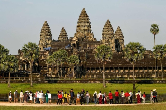 Khách du lịch tham quan quần thể đền Angkor Wat.