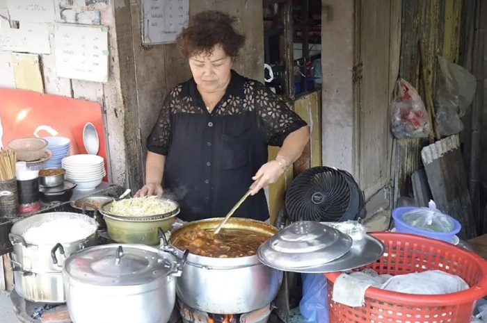 Món súp bụng cá tại cửa hàng của một bà lão đã mở bán được gần 50 năm.