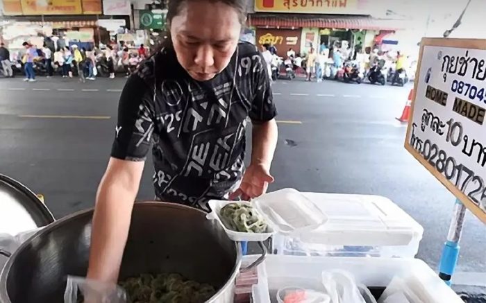 Xe bánh bao hẹ hấp được cho là ngon nhất tại khu chợ.