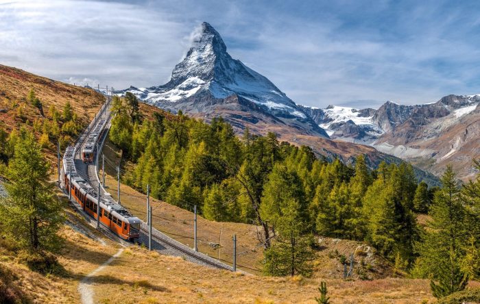 Du khách được trải nghiệm cảm giác thay đổi độ cao liên tục khi di chuyển bằng Glacier Express