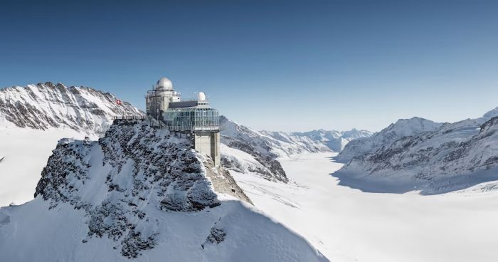 Nhà ga xe lửa cao nhất châu Âu, Jungfraujoch, nằm trên một tảng đá giữa núi Jungfrau và Mönch, cả hai đều cao hơn 4.000m
