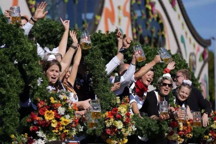 Oktoberfest 2024: Hòa mình vào biển người tại lễ hội bia lớn nhất thế giới