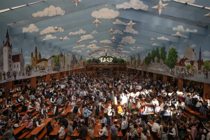 Paulaner Festzelt, một trong những lều bia lớn nhất của mọi kỳ Oktoberfest, có thể chứa khoảng 6.500 chỗ bên trong và 1.900 chỗ bên ngoài
