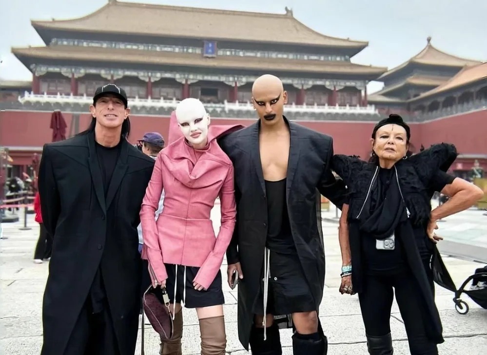 Rick Owens (trái), vợ anh Michele Lamy (phải) tạo dáng cùng hai nhà thiết kế khác trước khu phức hợp Tử Cấm Thành ở Bắc Kinh, Trung Quốc.