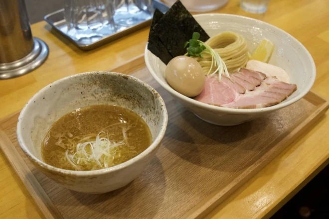 Đối với những thực khách ưa mạo hiểm, Menya Nakagawa phục vụ thêm phomai risotto phomai để có thể thêm vào nước dùng 'tsukemen'.