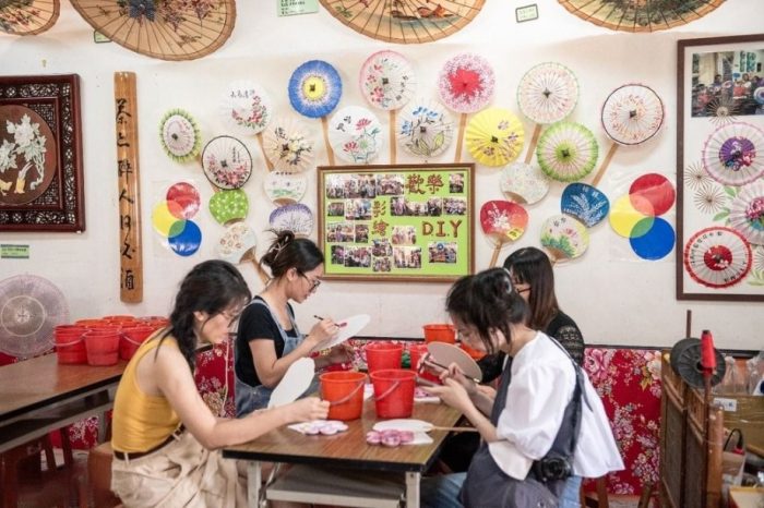 Du khách Việt trải nghiệm tự tay pha màu vẽ quạt ở làng dân gian Mỹ Nông