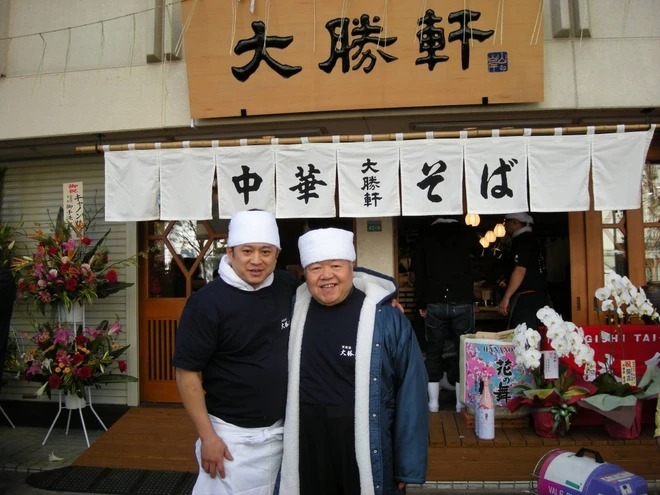 Kazuo Yamagishi (phải) ban đầu tạo ra tsukemen như một bữa ăn chỉ dành cho nhân viên bếp ở phía sau nhà hàng. Bên trái là Toshihiko Iino (trái), người kế nhiệm Yamagishi tại cửa hàng chính của Taishoken.