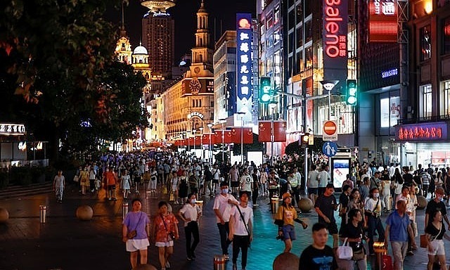 Mọi người đến thăm khu mua sắm chính ở Thượng Hải, Trung Quốc