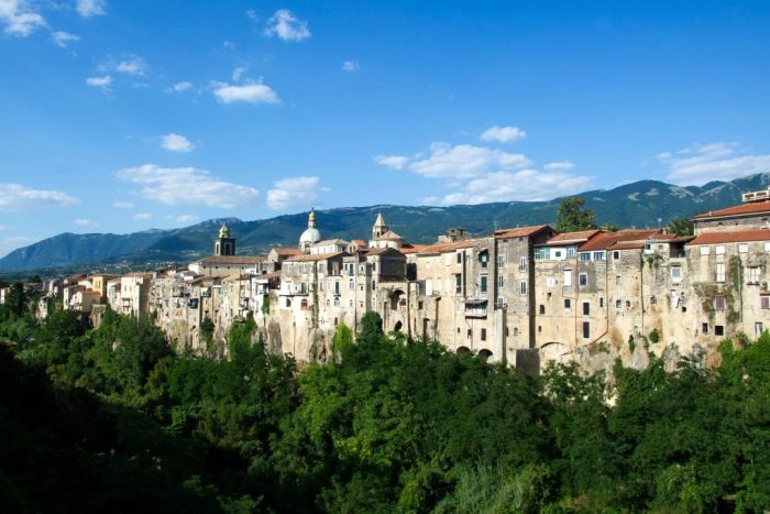 Những thị trấn nhỏ ở Campania, như thị trấn Sant'Agata trong hình, là nơi lý tưởng nhất để khám phá vào những tháng thời tiết lạnh.