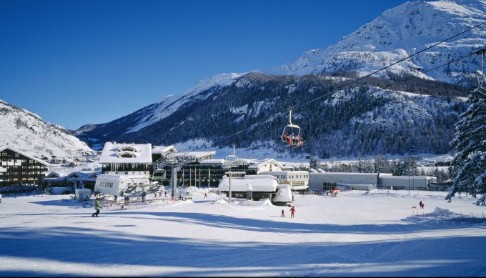 Du khách trượt tuyết tại khu vực Espace San Bernard nằm trên dãy Alps.