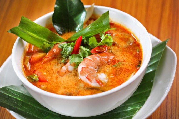 Món tomyum có các gia vị đặc trưng gồm lá chanh, gừng hoặc riềng, sả.