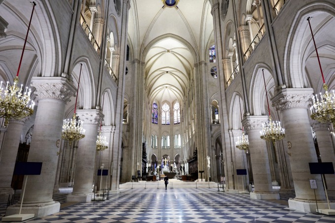 Sảnh trung tâm Nhà thờ Đức Bà Paris