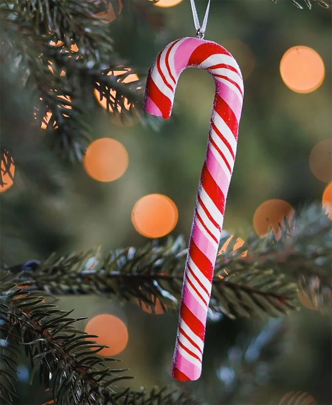 Kẹo gậy treo trên cây thông Noel.