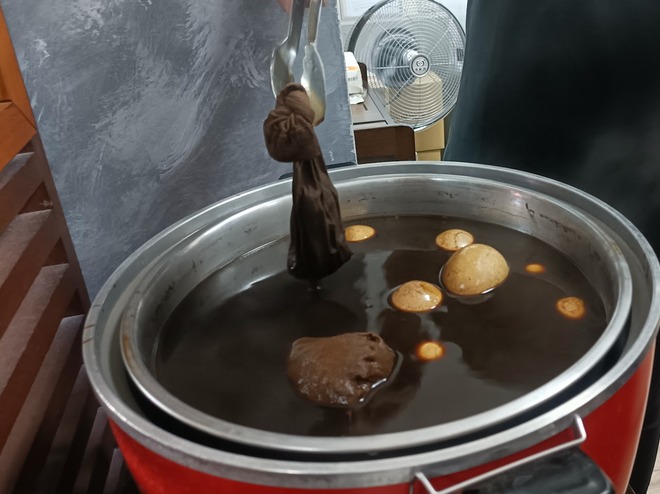 Trứng sẽ được luộc sơ, đập nhẹ dập vỏ, sau đó cho vào nồi hầm cùng trà đen, xì dầu, quế, hoa hồi. Thời gian hầm tối thiểu hai tiếng và có thể lên đến 6 tiếng.