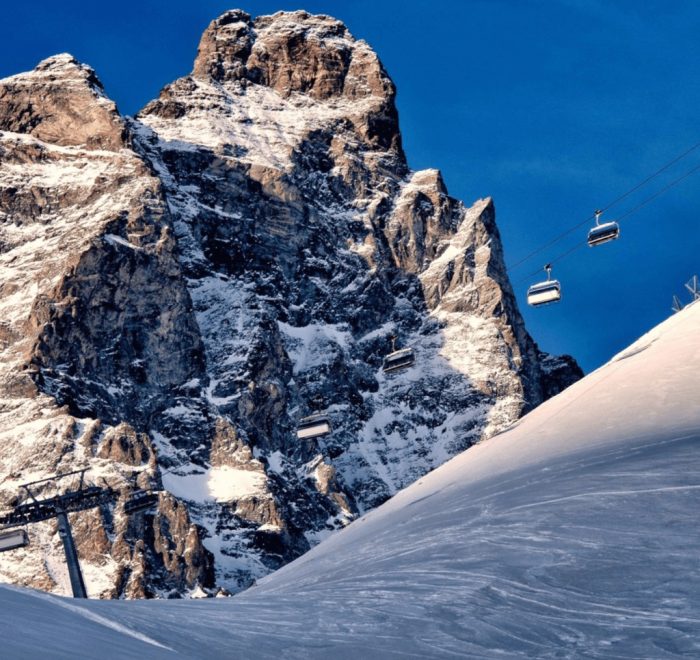 Cervino có tầm nhìn ngoạn mục ra Matterhorn, ngọn núi nổi tiếng với hình dạng kim tự tháp.