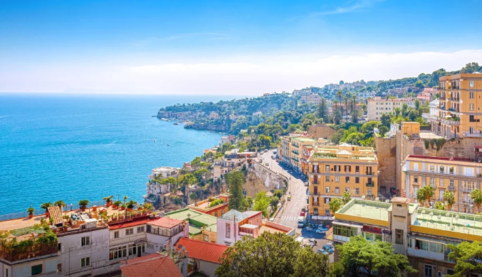 Một con phố nhộn nhịp ở Naples với xe cộ và người đi bộ