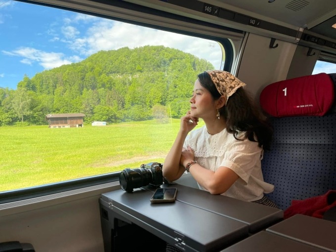 Nữ du khách trên chuyến tàu qua Thụy Sĩ.