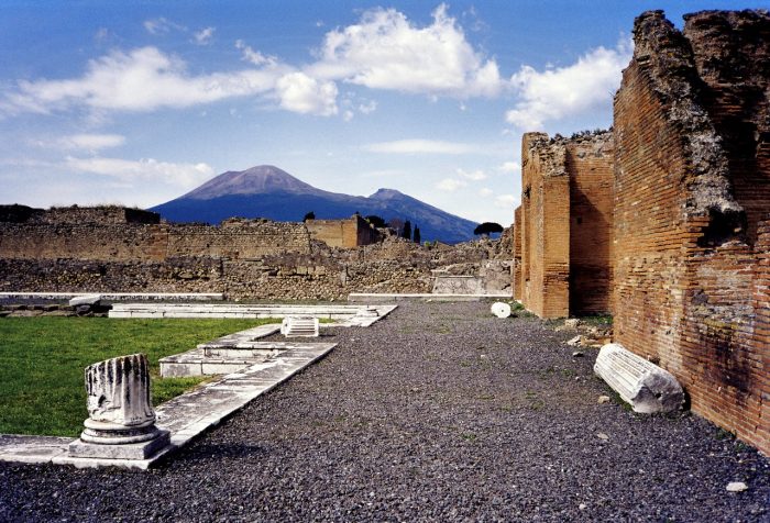 Núi Vesuvius nhìn từ Pompeii