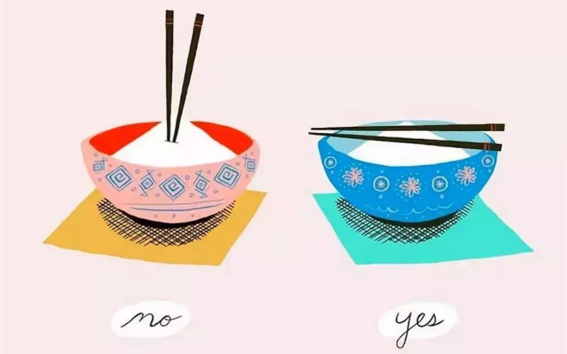 Không cắm đũa thẳng đứng vào bát cơm