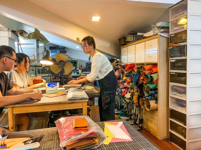 Nếu thích tự làm các món đồ da, du khách có thể ghé Crafune