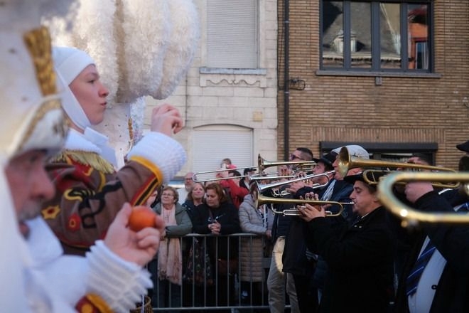 Người dân tham gia Lễ hội hóa trang Carnaval de Binche tại Binche, Bỉ, ngày 4.3.2025. (1)