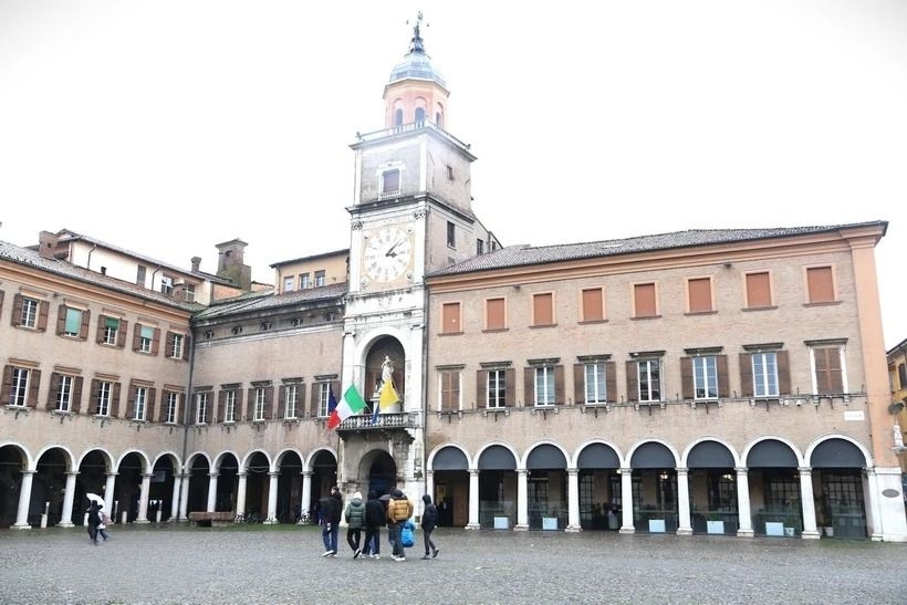Quảng trường lớn Piazza Grande tại thành phố Modena.