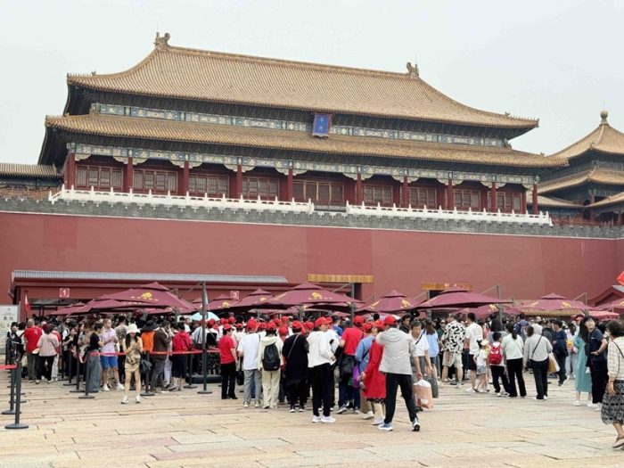 Du khách xếp hàng chờ đợi vào tham quan Tử Cấm Thành