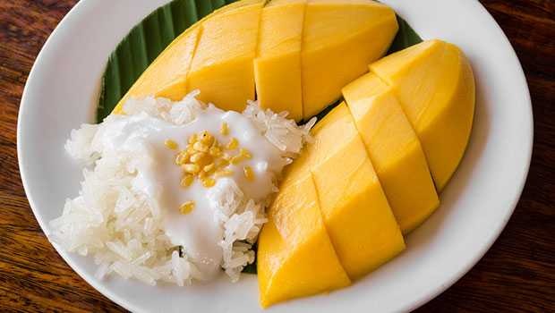 Một phần xôi xoài ở quán của Varee Jeensuwan