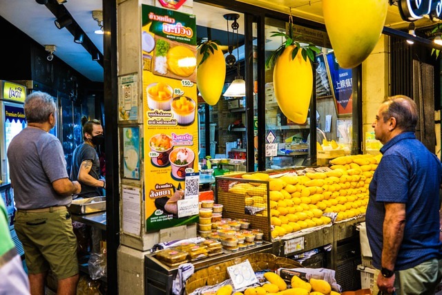 Quầy xôi xoài Mae Varee ở Thonglor, Bangkok, nơi thực khách xếp hàng để thưởng thức món ăn trứ danh.